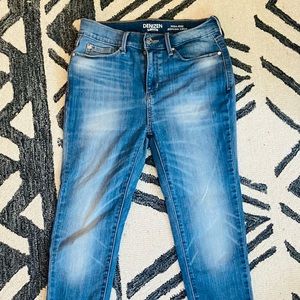 Levi’s, size 27, excellent condition, cuffed ankle length skinny jeans